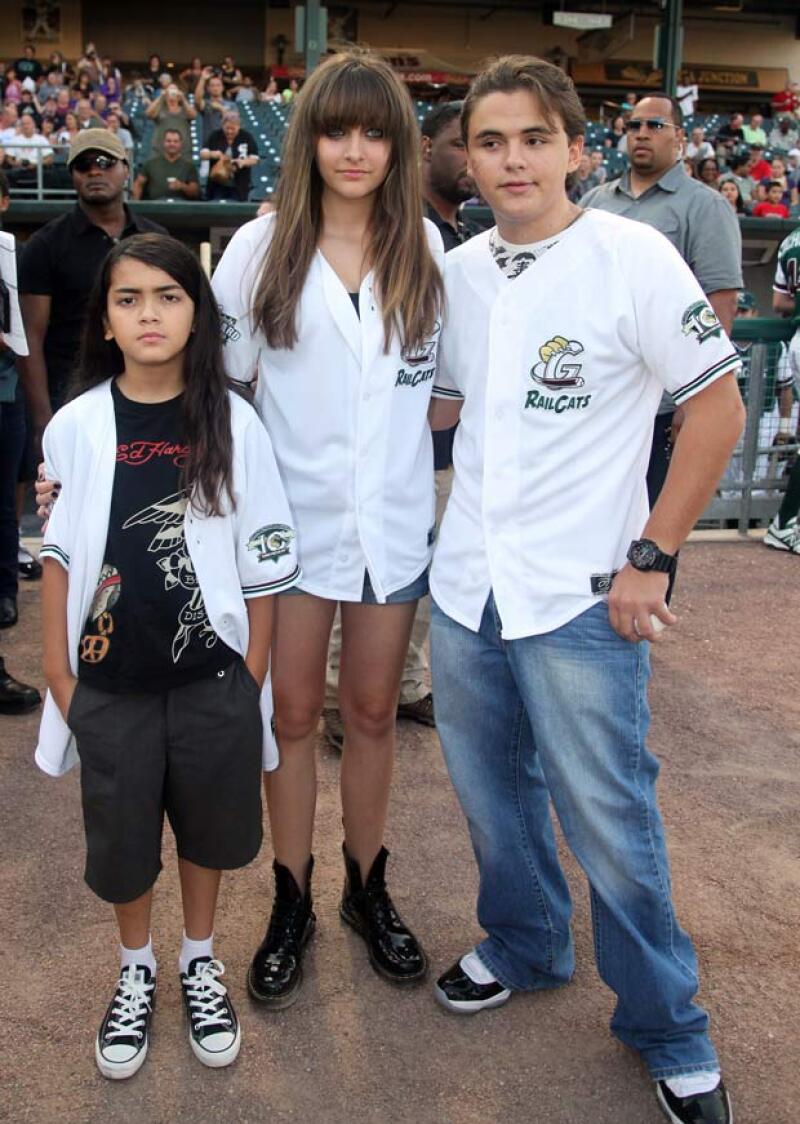 A sus 12 años, aseguran que el más pequeño de los hijos del fallecido cantante, además de cambiarse de nombre, es un buen estudiante en comparación con sus hermanos Prince y Paris.