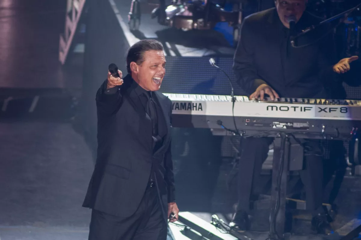 MÉXICO, D.F., 18NOVIEMBRE2015.- El cantante Luis Miguel ofreció su primer concierto en el Auditorio Nacional, de una serie de una serie de presentaciones del 18 al 21 de noviembre en ese recinto de la ciudad de México.
FOTO: ISAAC ESQUIVEL /CUARTOSCURO.COM