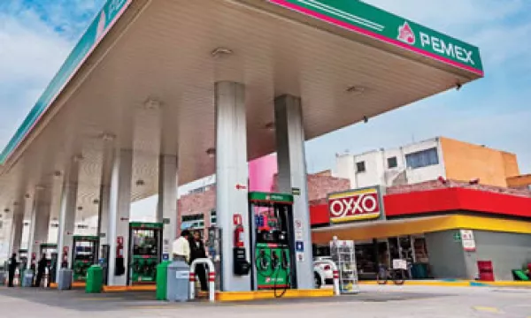 En 1996 FEMSA comenzó a comprar terrenos ara abrir una tienda Oxxo y ofrecer el resto del espacio para que algún franquiciatario de Pemex. (Foto: Jesús Almazán / Expansión)
