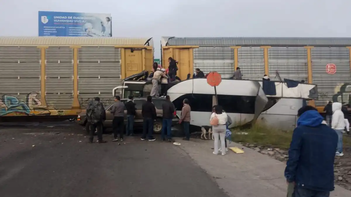 Accidente en Atlacomulco: tren embiste autobús de pasajeros, hay al menos 8 muertos y 45 lesionados
