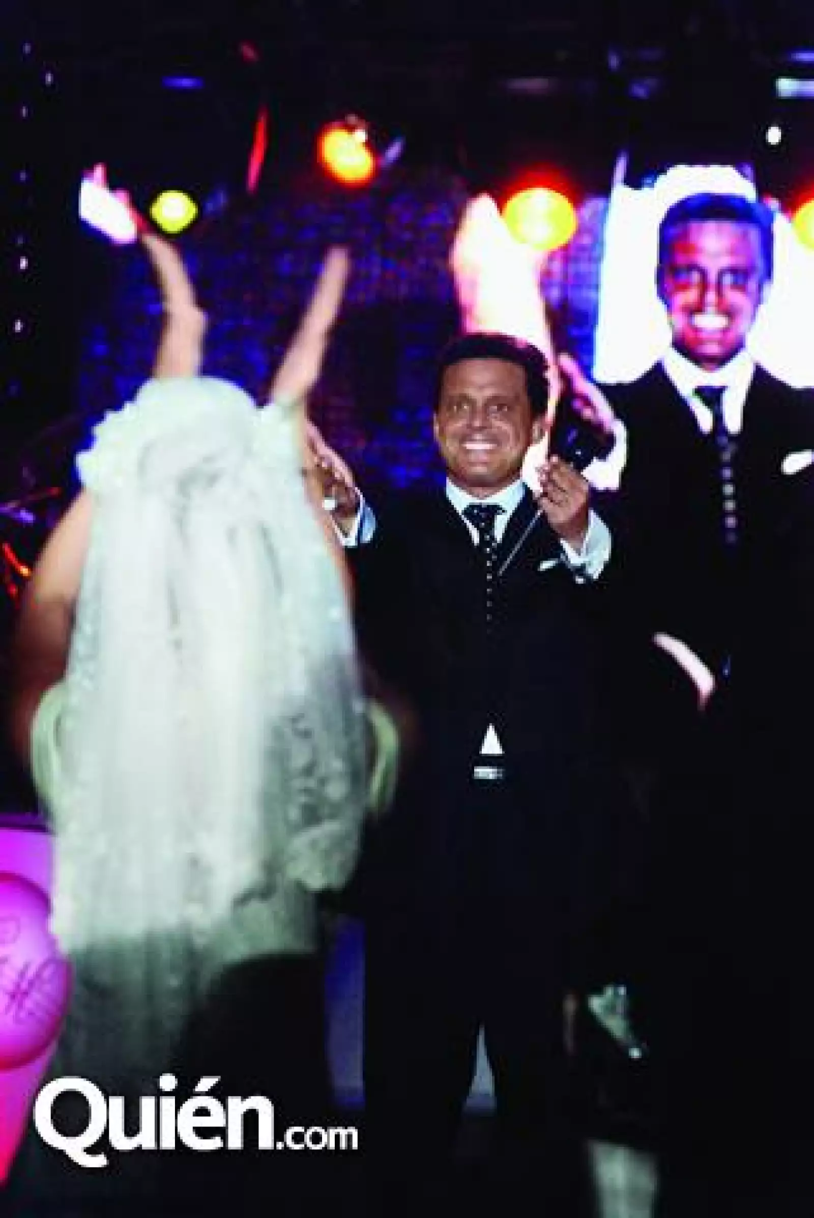 Luis Miguel estuvo atento a la joven pareja a quienes les deseó felicidad. En la foto: Mara Hank y Luis Miguel