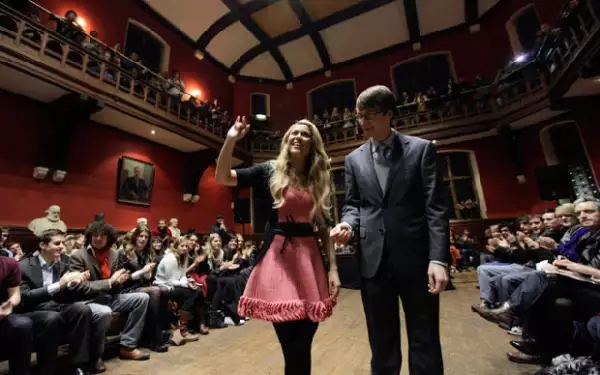 Shakira habló ante centenares de estudiantes de dicha universidad. Aquí con Conan McKenzie, portavoz de Oxford Union.