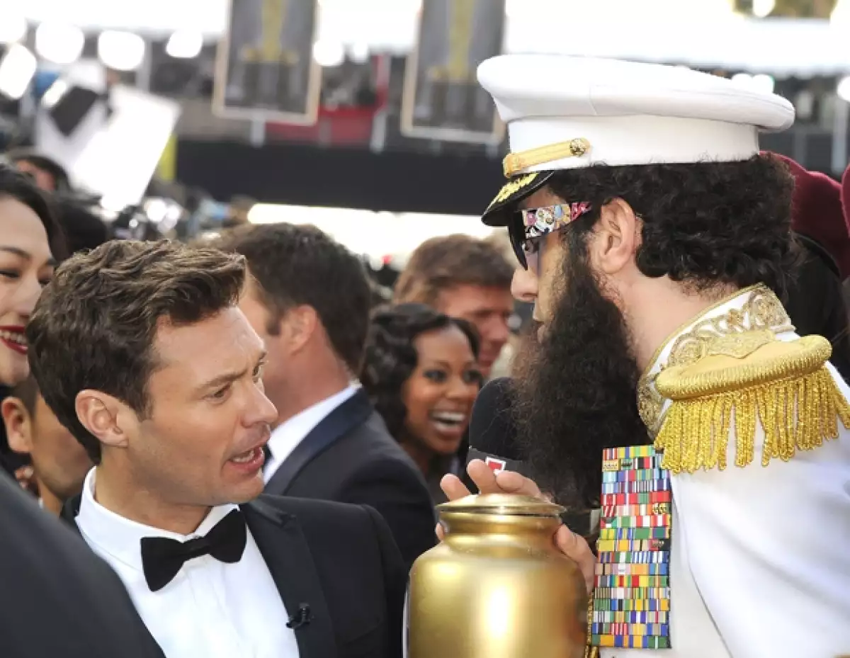 Sacha Baron Cohen fue el encargado de hacer pasar vergüenza a Ryan Seacrest.