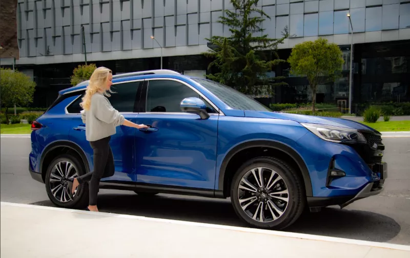 imagen de una joven subiendo a la nueva Dodge Journey 2023.