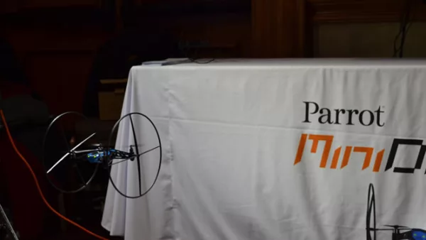 Con sólo 50 gramos de peso, el aparato controlado a distancia es la más reciente innovación de la firma Parrot pensada para jugar en casa.
