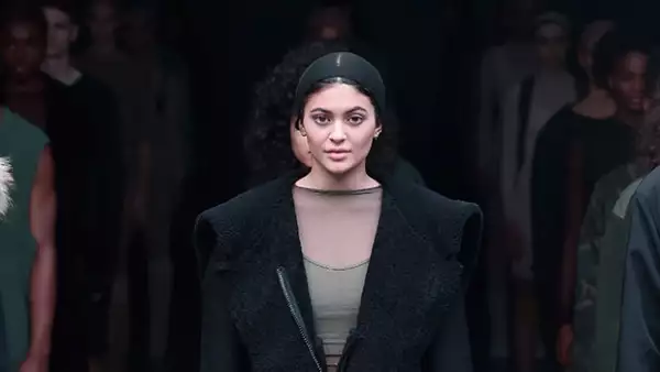 La menor del clan kardashian-Jenner apareció como modelo en la pasarela que su cuñado realizó para Adidas, demostrando que el modelaje también podría ser lo suyo.