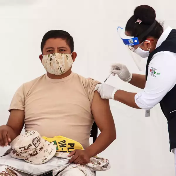 Aplicación de la vacuna contra covid-19 en el 69 Batallón de Infantería del estado de Coahuila.