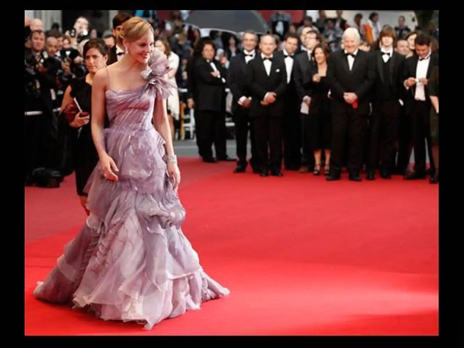Elegancia y un hermoso vestido fueron los acompañantes de la actriz australiana Abbie Cornish en su llegada a Cannes.
