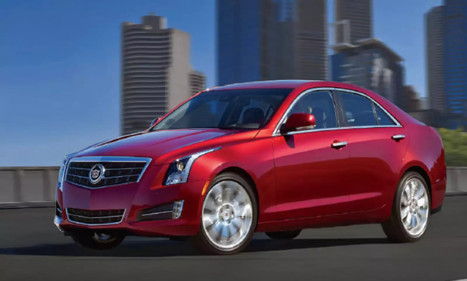 El Cadillac ATS cuenta con un capó de aluminio, elementos en fibra natural y soportes de magnesio que lo hacen más ligero y ágil; además de un Centro de Control de Sistemas de Entretenimiento e Información con radio y navegación satelital.