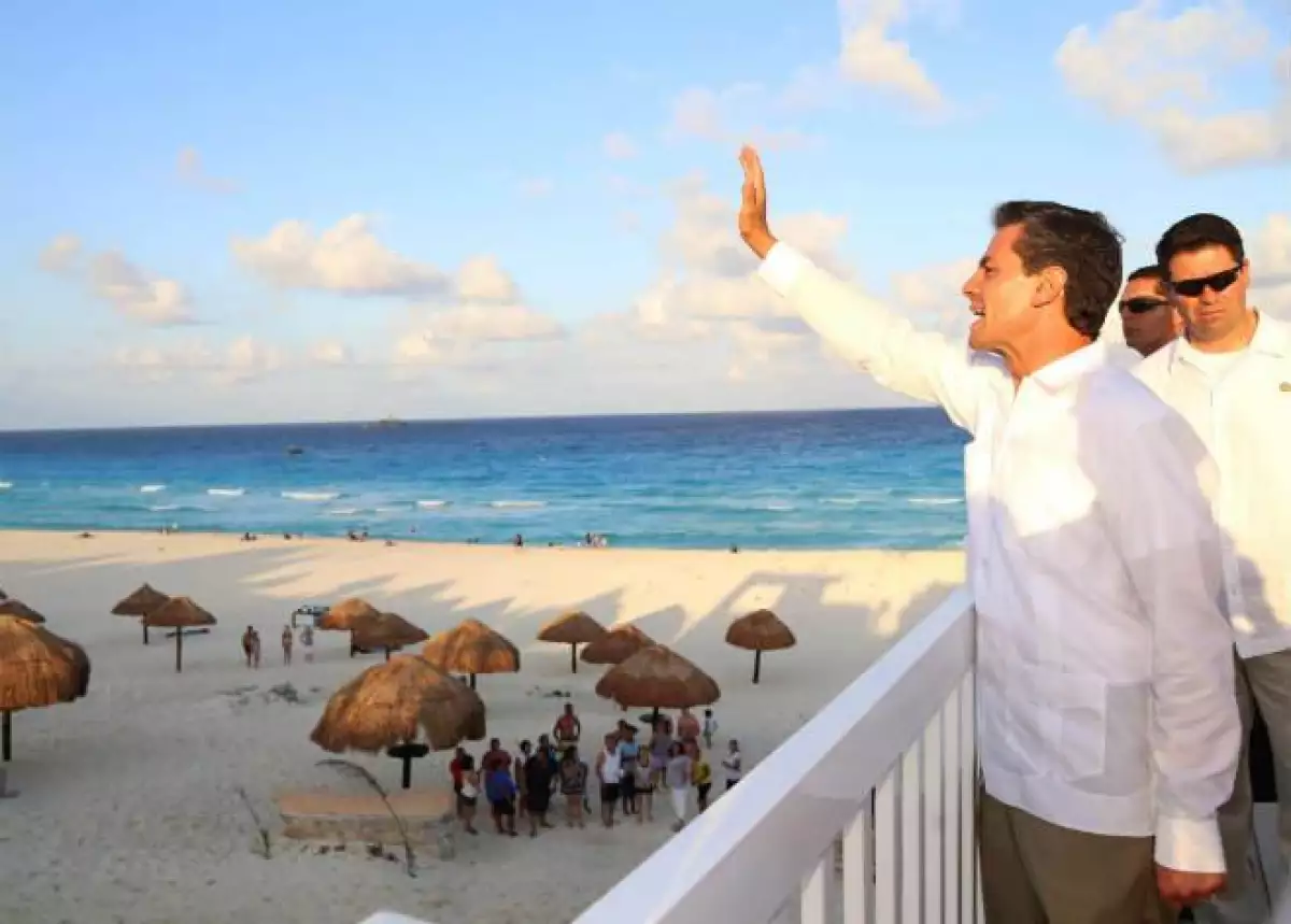 Pe�a inaugura el malec�n Tajamar, en Quintana Roo