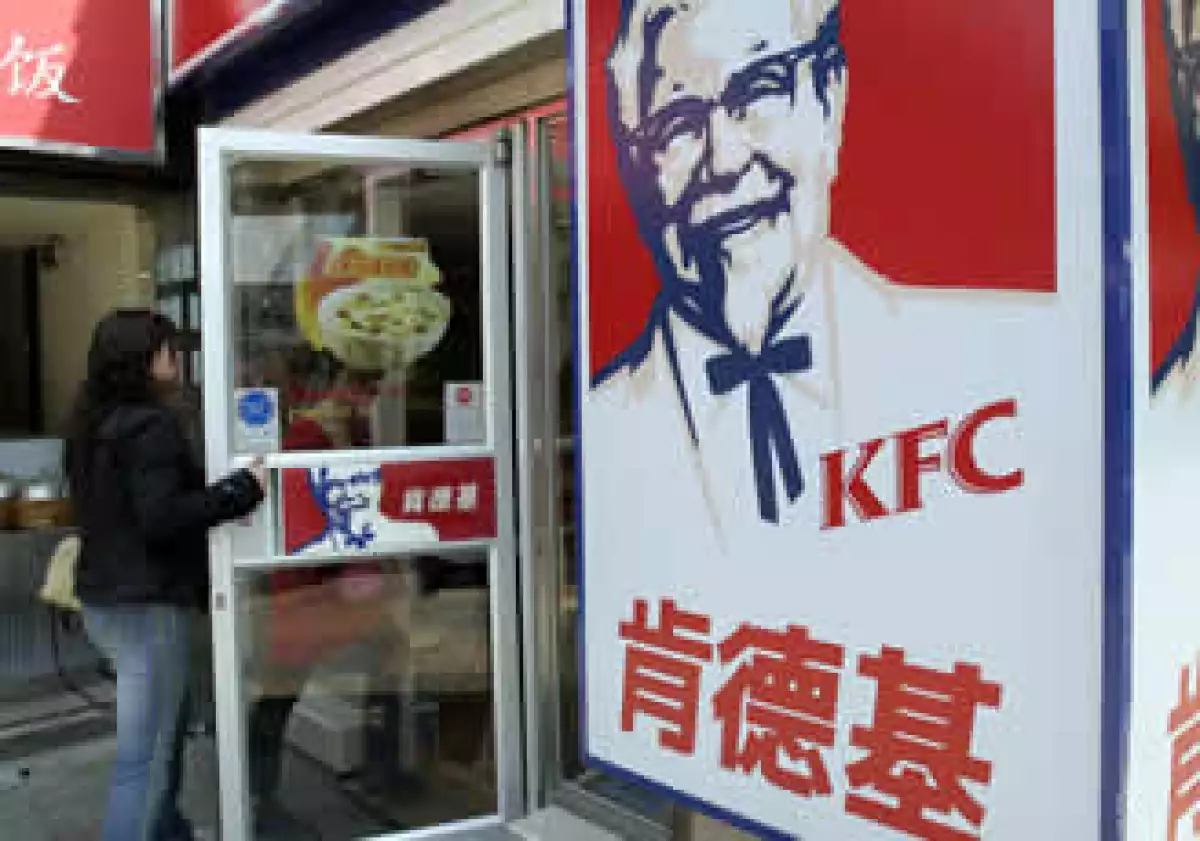 Los restaurantes Kentucky Fried Chicken en China también ofrecen mariscos y carne de res en sus platillos. (Foto: AP)