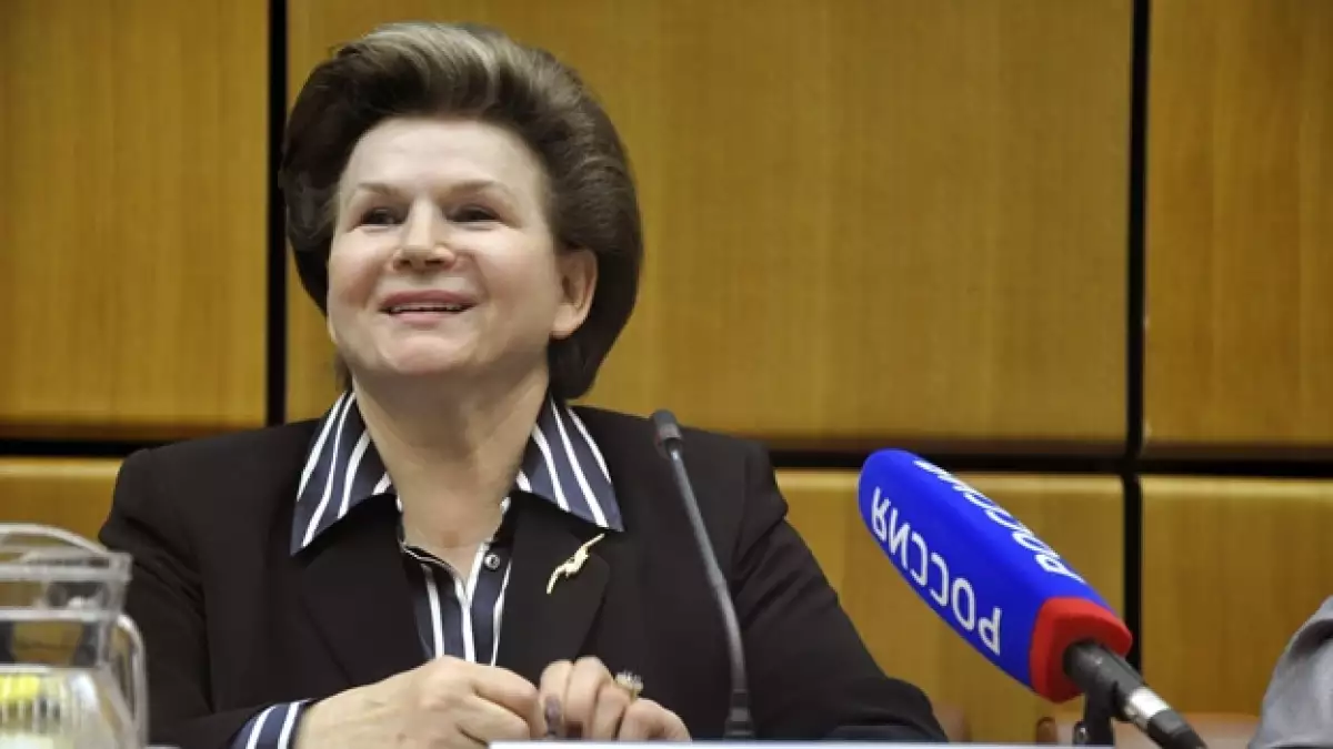 la cosmonauta rusa tereshkova en rueda de prensa