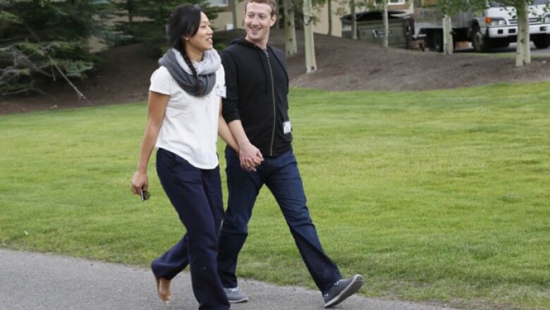 El fundador de Facebook, Mark Zuckerberg, arribó al encuentro empresarial con su esposa Priscilla Chan.