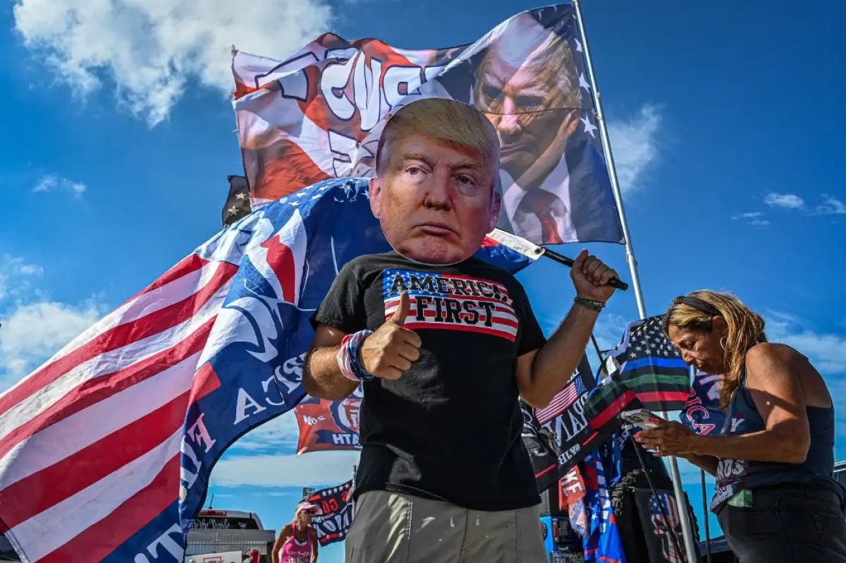 Partidarios del expresidente estadounidense Donald Trump protestan cerca del Mar-a-Lago Club en Palm Beach, Florida, en marzo.