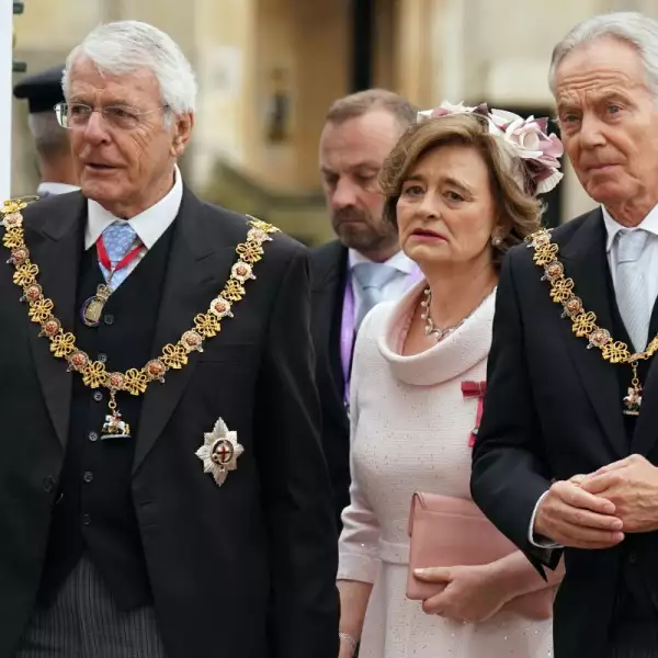 John Major y Tony Blair en la coronación del rey Carlos III
