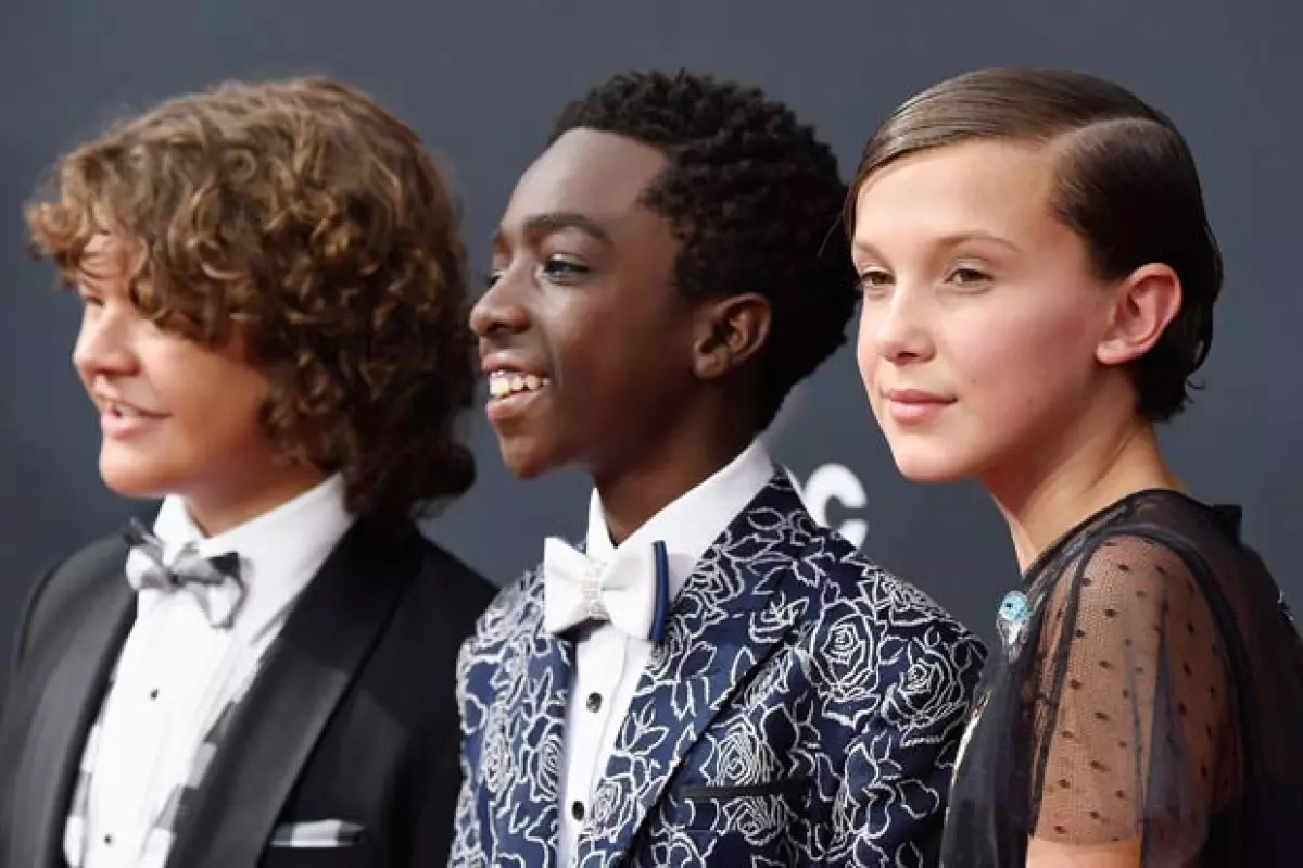En su paso por la red carpet, los protagonistas de la serie de Netflix se convirtieron en lo más comentados de las redes sociales.