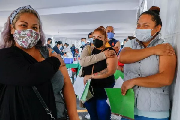 Un grupo de mujeres se vacunan en la Ciudad de México