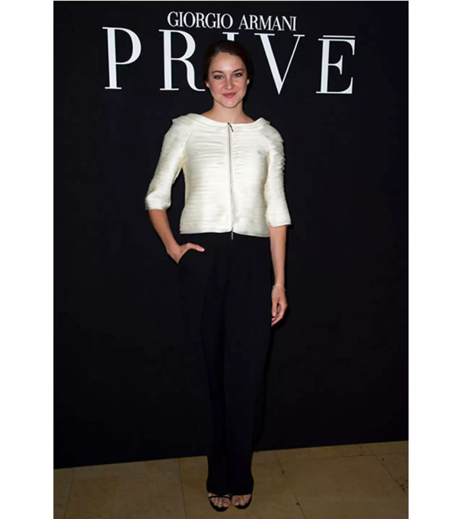 Shaielen optó por un look clásico y conservador en blanco y negro en Paris Fahion Week Couture.