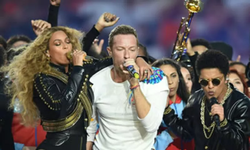 Beyoncé, Chris Martin y Bruno Mars en el escenario. (Foto: AFP )