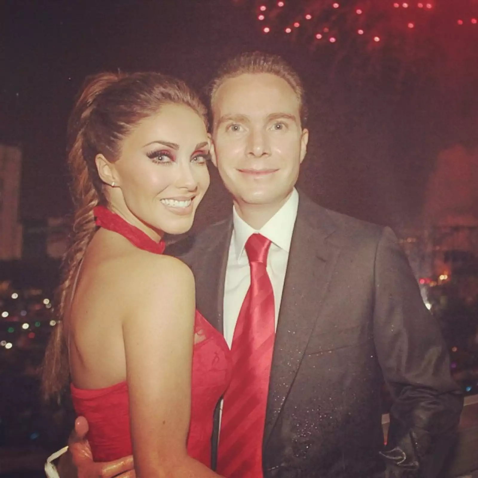 La actriz acompañó a su futuro esposo la noche del 15 de septienbre. Lució un brillante vestido rojo y optó por un peinado muy mexicano para la ocasión.