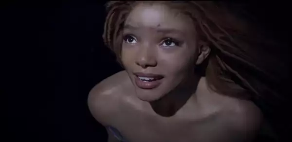 Halle Bailey en el tráiler de La Sirenita.png