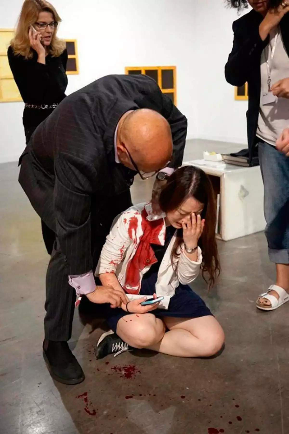 Este fin de semana, una mujer resultó con heridas en cuello y brazos tras ser atacada por otra en la feria de arte contemporáneo celebrada en Miami.