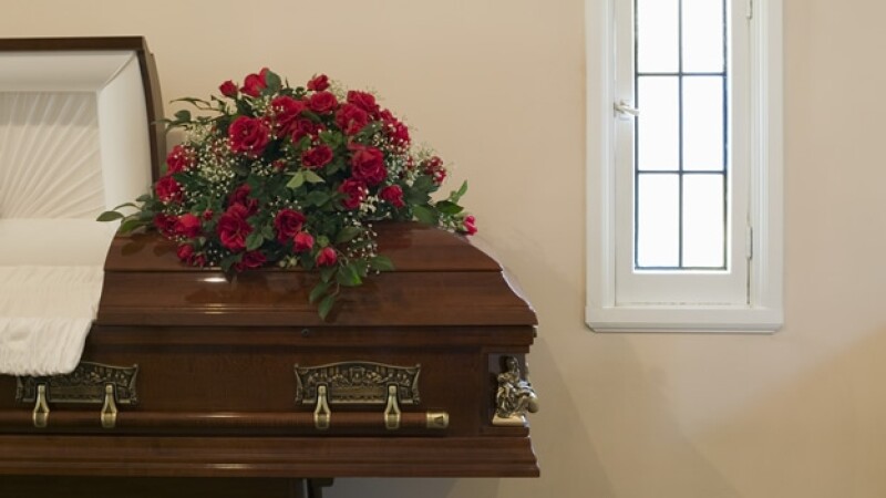 ataud con ramo de flores