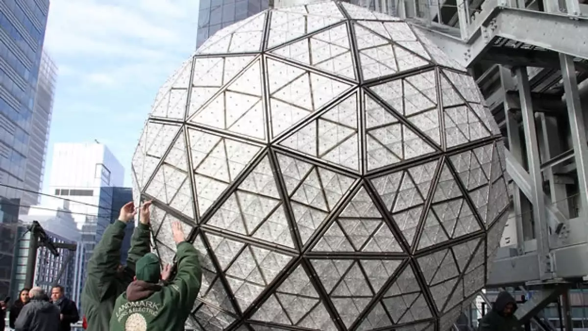 trabajadores construyen bola Año Nuevo Times Square