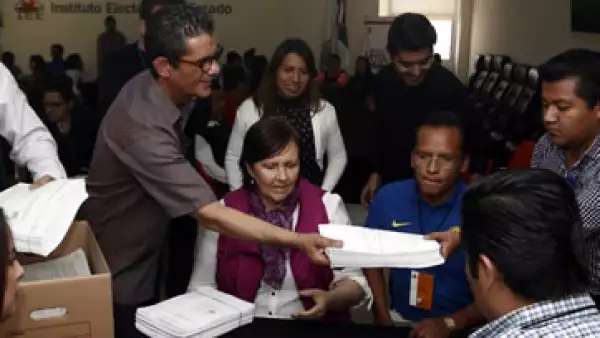 Al centro, Ana Teresa Aranda, una de los cinco aspirantes independientes a la gubernatura de Puebla presenta sus firmas. (Foto: Notimex)
