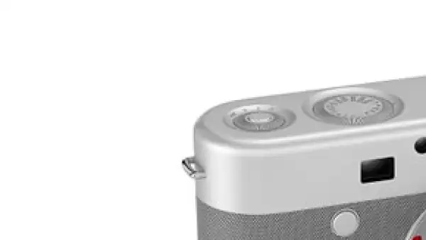 El jefe de diseño de Apple trabajó con Marc Newson y el líder de U2 para una subasta (RED) en Sotheby’s; el trío curó una serie de objetos para este evento, entre ellos una cámara y unos audífonos.