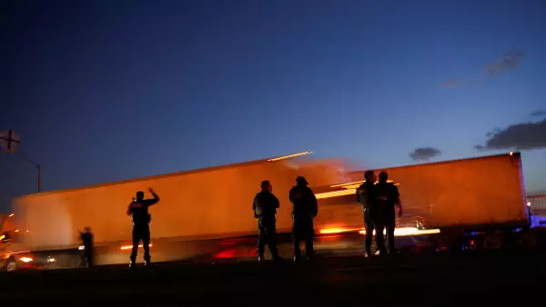 (Trailers transitan por carreteras federales)