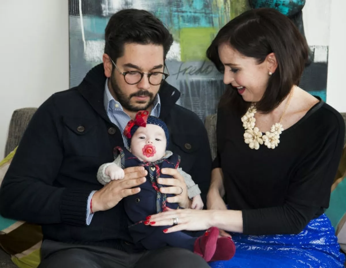 Andrea y Pedro son unos padres muy amorosos.