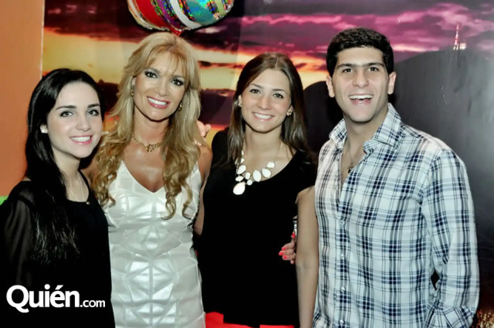 Javiera Poblete, Verónica Lepeley Cambiaso, Catalina Poblete y Steven Handal