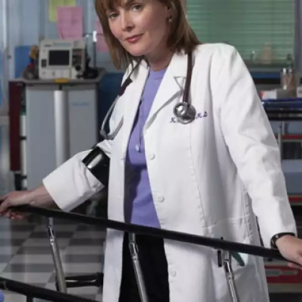En otoño de 1995, Laura Innes se unió al exitoso drama médico de la NBC en su segunda temporada, donde interpretaba a la Dra. Kerry Weaver. En 2001, el personaje, que tenía una discapacidad física, salió del armario.