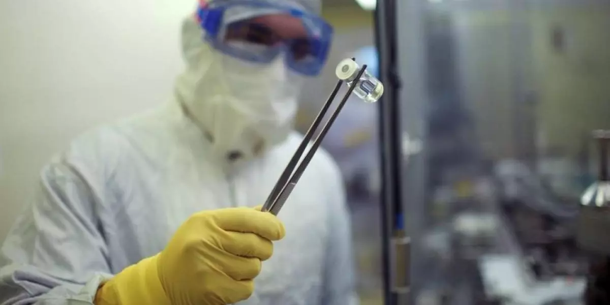 científico con vacuna covid