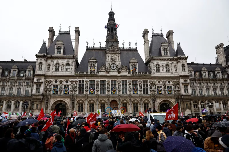 Los manifestantes se reúnen frente al Ayuntamiento de París después de que el Consejo Constitucional (Conseil Constitutionnel) aprobara la mayor parte de la reforma de las pensiones del gobierno francés, en París, Francia, el 14 de abril de 2023.