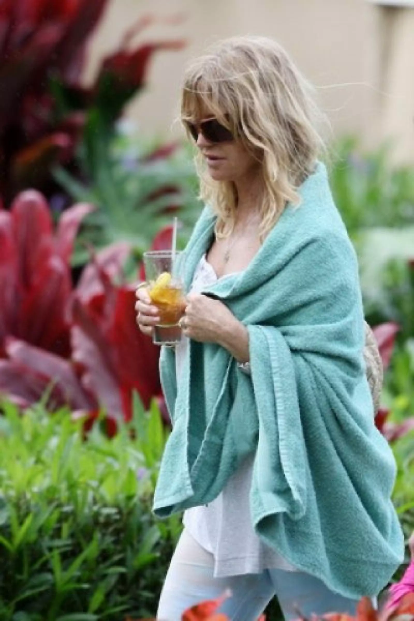 Goldie Hawn disfruta de una caminata durante unos días en Hawai.