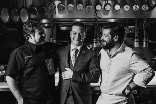 Foto en blanco y negro de los hermanos Rivera Río en la cocina de su restaurante Koli, en Monterrey, Nuevo León.