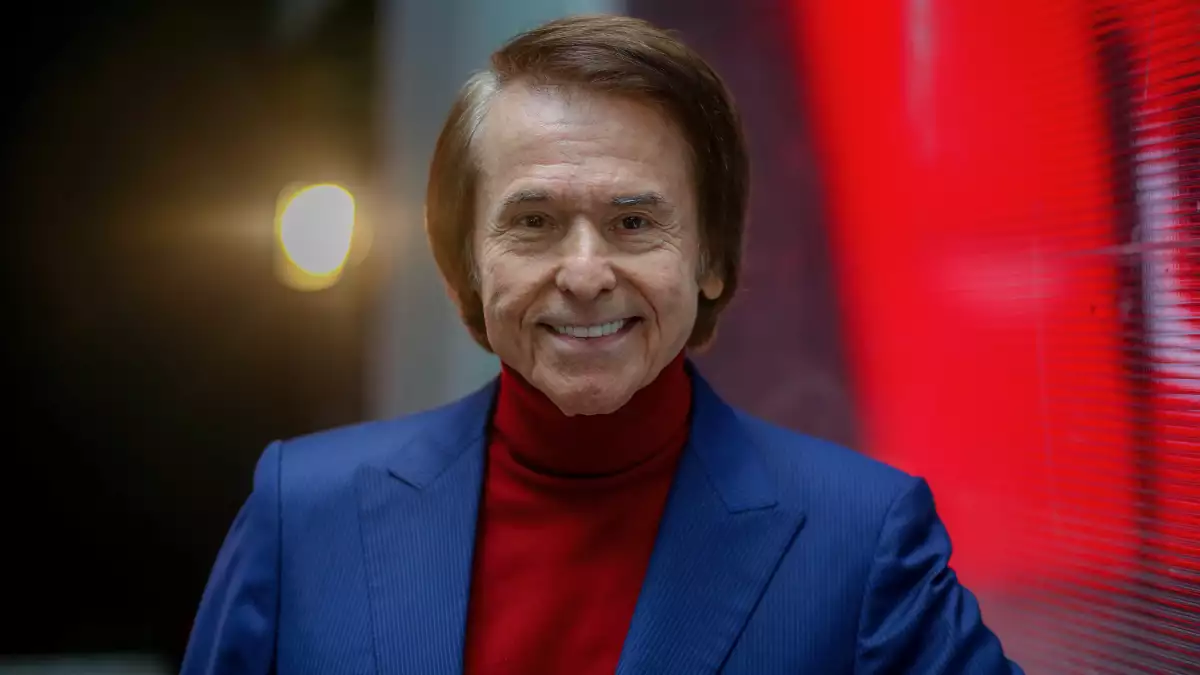 El cantante español Raphael es hospitalizado tras sufrir un accidente cardiovascular