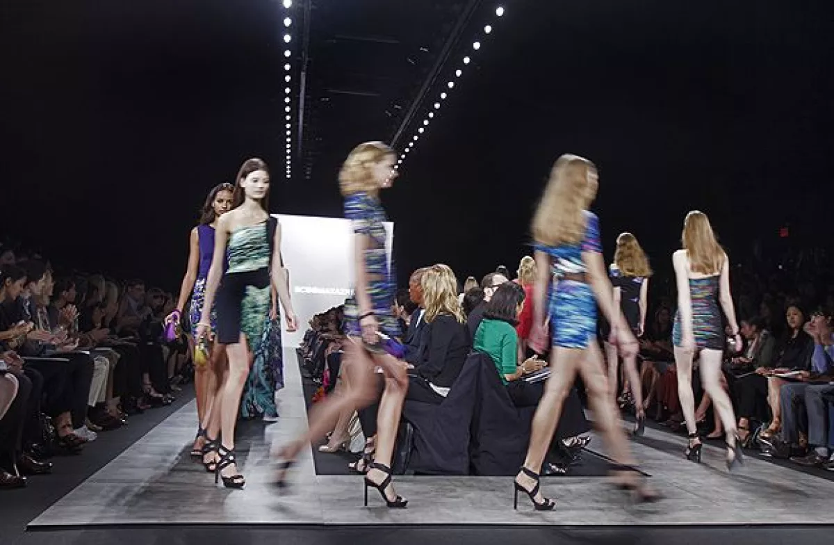 Modelos muestran parte de la colección primavera 2010 de BCBG Max Azria.