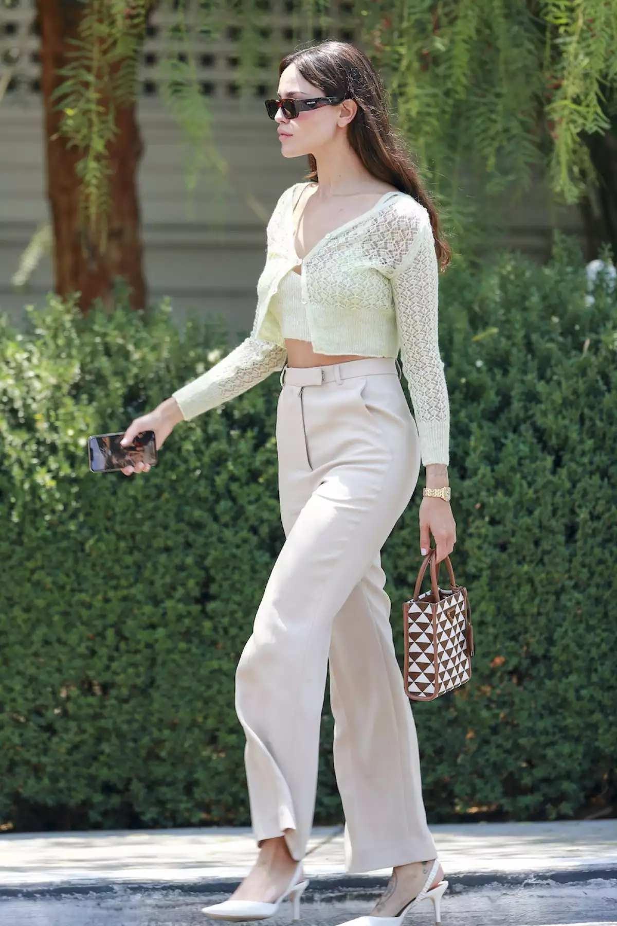 Eiza González luce elegante para pasear por L.A luego de confirmar su romance con Jason Momoa