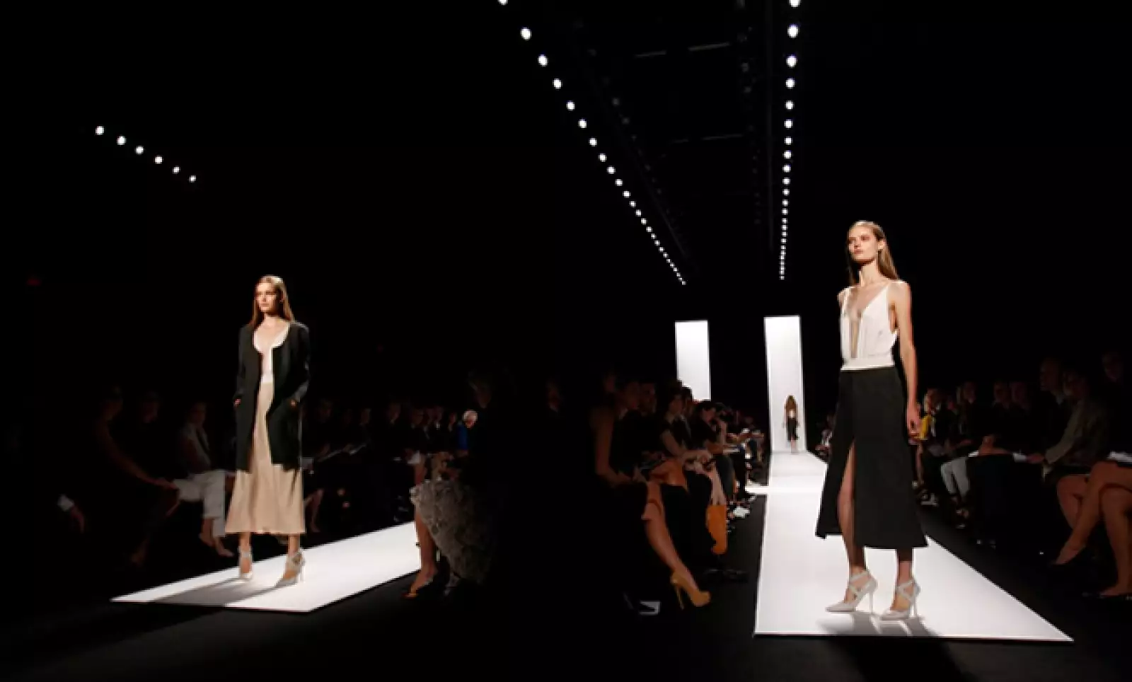 Su colección fue femenina y sensual, sin perder de vista a la mujer fuerte; un cambio total a la colección presentada hace un par de temporadas, con prendas más ajustadas, lánguidas y agresivas.