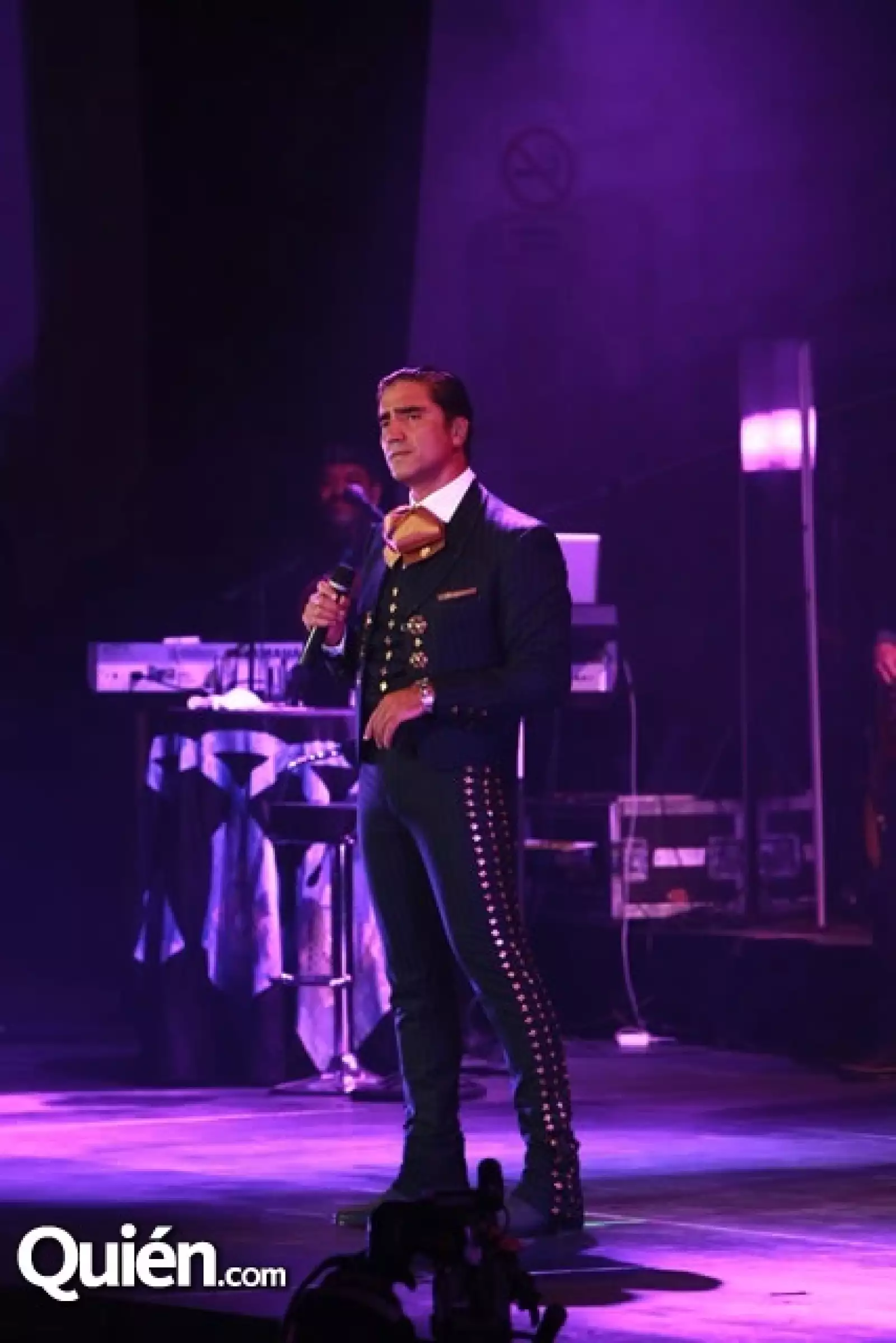 Fernández interpretó canciones como: "Se me Va la Voz", "Estuve", "El Rey" y "Mátalas".