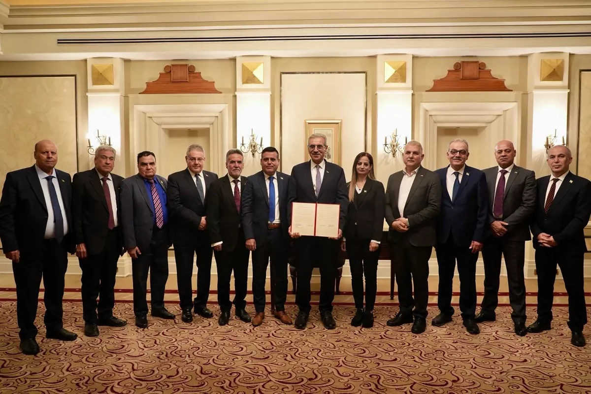 Una fotografía de folleto publicada por el Servicio de Información Estatal de Egipto muestra a Ali Shaath (C), jefe del nuevo comité tecnocrático palestino para la administración de la Franja de Gaza, posando con sus miembros durante la reunión inaugural del "Comité Nacional para la Administración de Gaza" (NCAG), en El Cairo el 18 de enero de 2026.