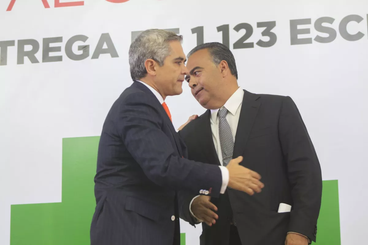 MÉXICO, D.F., 13AGOSTO2014.- Miguel Ángel Mancera, Jefe de Gobierno y Raymundo Collins, director del INVI, durante la entrega de 1, 123 escrituras en la explanada de la delegación Venustiano Carranza. 
FOTO: MOISÉS PABLO /CUARTOSCURO.COM