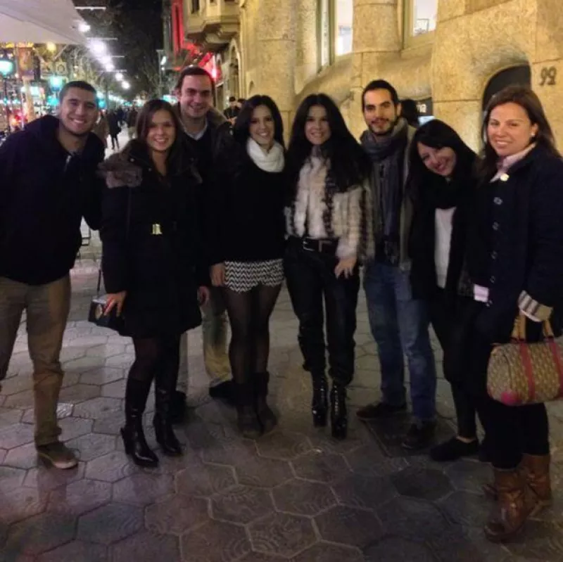 La conductora se encuentra en dicha ciudad española debido a que fue reconocida con el Premio Ondas 2013 por el mejor programa de radio de Latinoamérica.