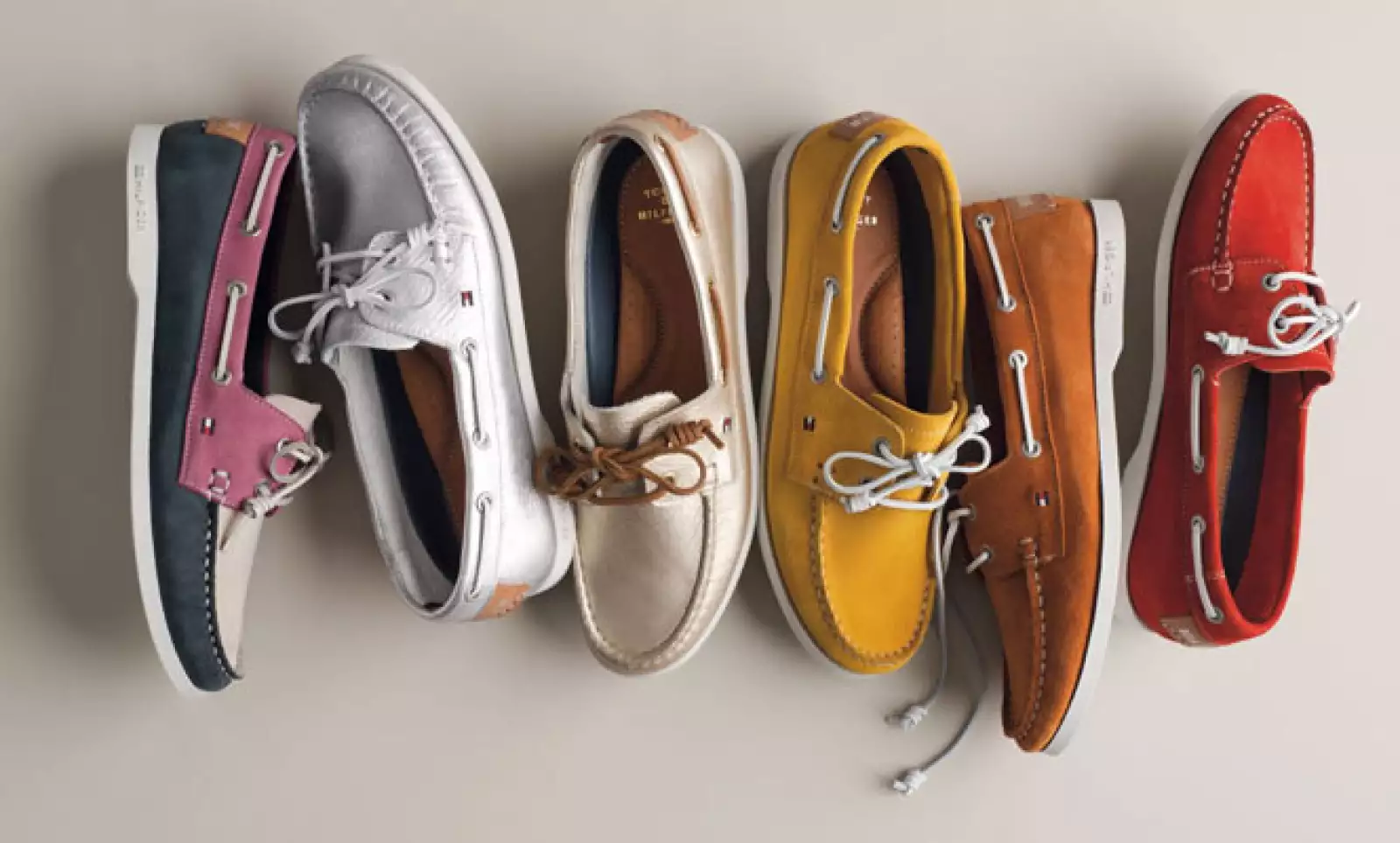 Zapatos deportivos pero con un toque elegante pueden darle un toque diferente a tu ‘outfit’.