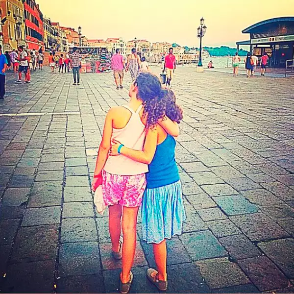 Andrea compartió esta bella imagen de sus hijas abrazadas.