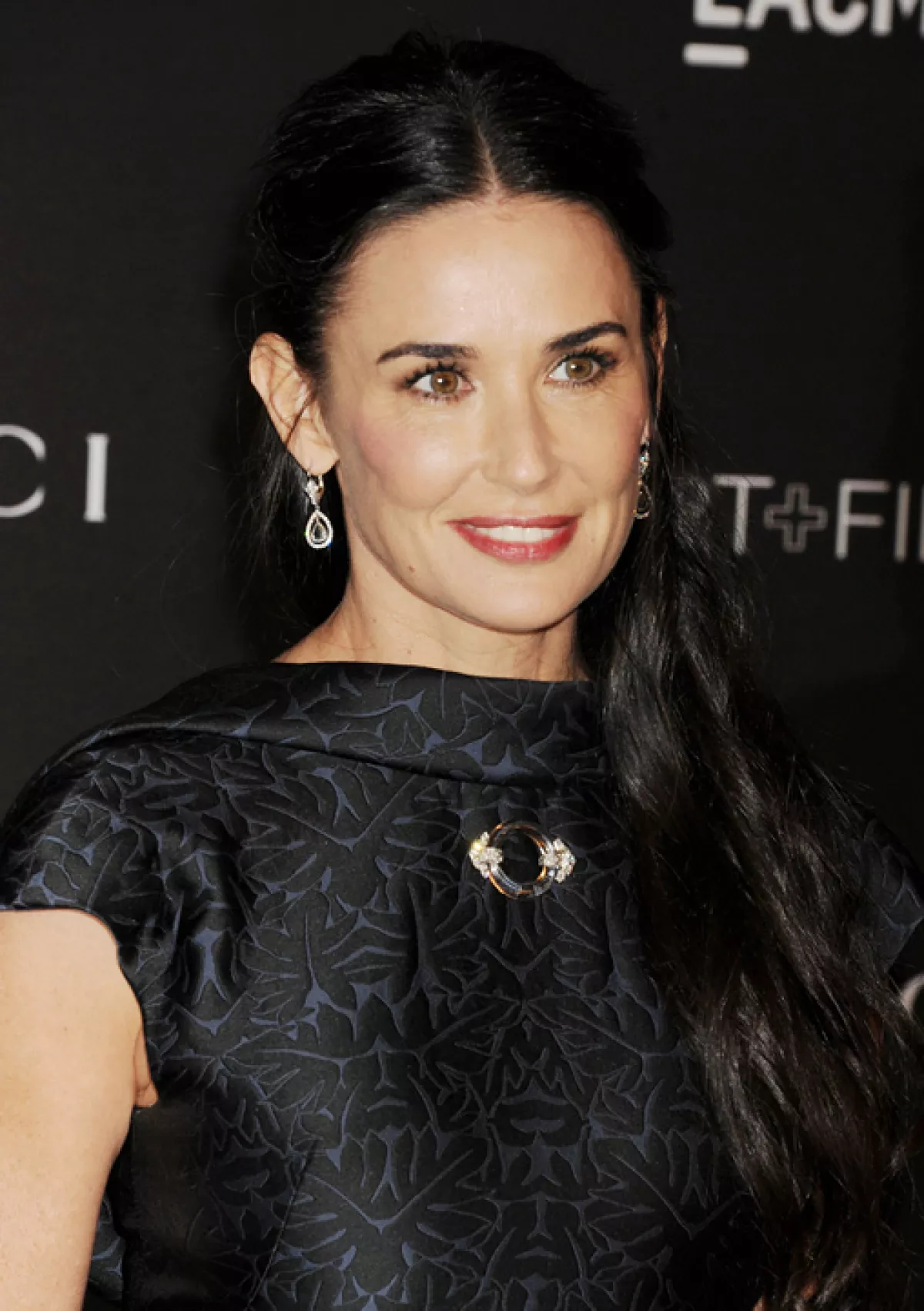 A pesar de tener 3 hijas ya grandes con el actor Bruce Willis, Demi Moore sigue luciendo espectacular.