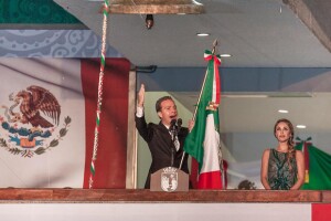 Mientras Manuel Velasco pronunciaba un discurso para celebrar la independencia mexicana, Anahí se mostró en todo momento cerca de él.